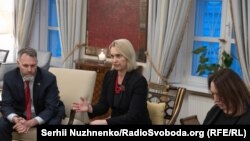 «Я не можу сказати вам точні терміни. Але як президент, так і всі ми, хто з ним працює, наполегливо просуваємо це питання, щоб воно рухалося якомога швидше», – Бріджит Брінк