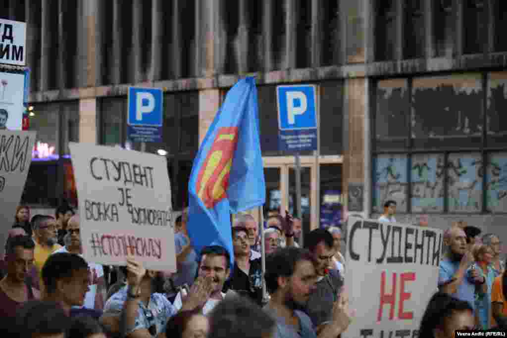 Zahtevi protesta su već mesecima isti, i to su smena članova Saveta REM-a i rukovodstva RTS-a. Traži se i gašenje štampanih medija i ukidanje programa i nacionalnih frekvencija televizijama koje promovišu nasilje i mržnju kao i smena ministra unutrašnjih poslova Bratislava Gašića i direktora Bezbednosno informativne agencije Aleksandra Vulina.  