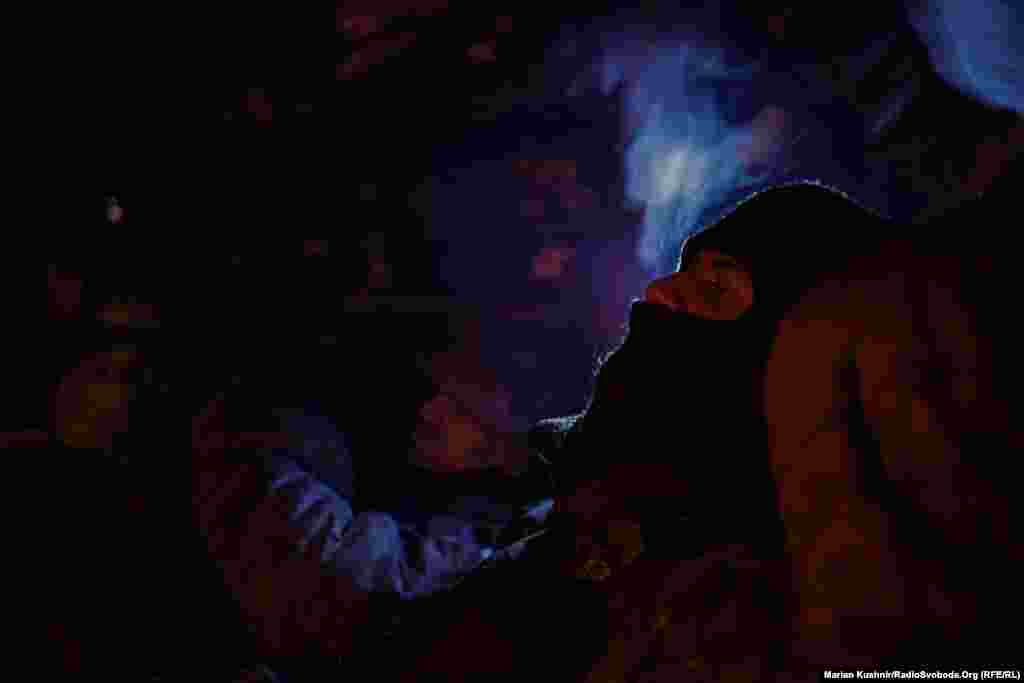 На фронті часто розмови заходять на різні теми. Від побутових проблем, які треба зробити тут і зараз, до буденних домашніх справ. Хтось згадує про те, що не завершив ремонт удома. Комусь хочеться повернутися на стару роботу за кордон. Згадують сім’ю: дружину та дітей, батьків, родичів, друзів. Зрештою, всі згадують про свій рідний дім. Говорять і про війну, як же без неї.