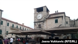 Kotorski sat i u prizemlju uvijek otvorena drvena vrata urarske radnje Homen. 16.april 2024.