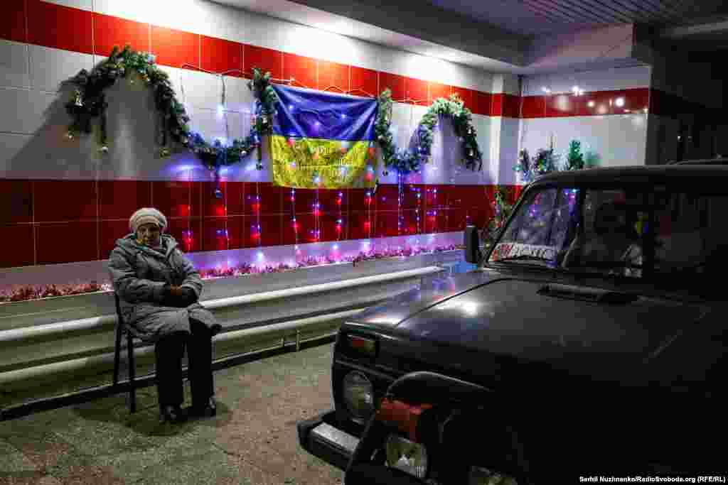 Жінка гріється у відділенні ДСНС в Бахмуті, січень 2023 року 