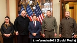 Зліва направо: посол України у США Оксана Маркарова, спікер парламенту України Руслан Стефанчук, спікер Палати представників Конгресу США Майк Джонсон, керівник Офісу президента України Андрій Єрмак і міністр оборони України Рустем Умєров. Вашингтон, 6 грудня 2023 року