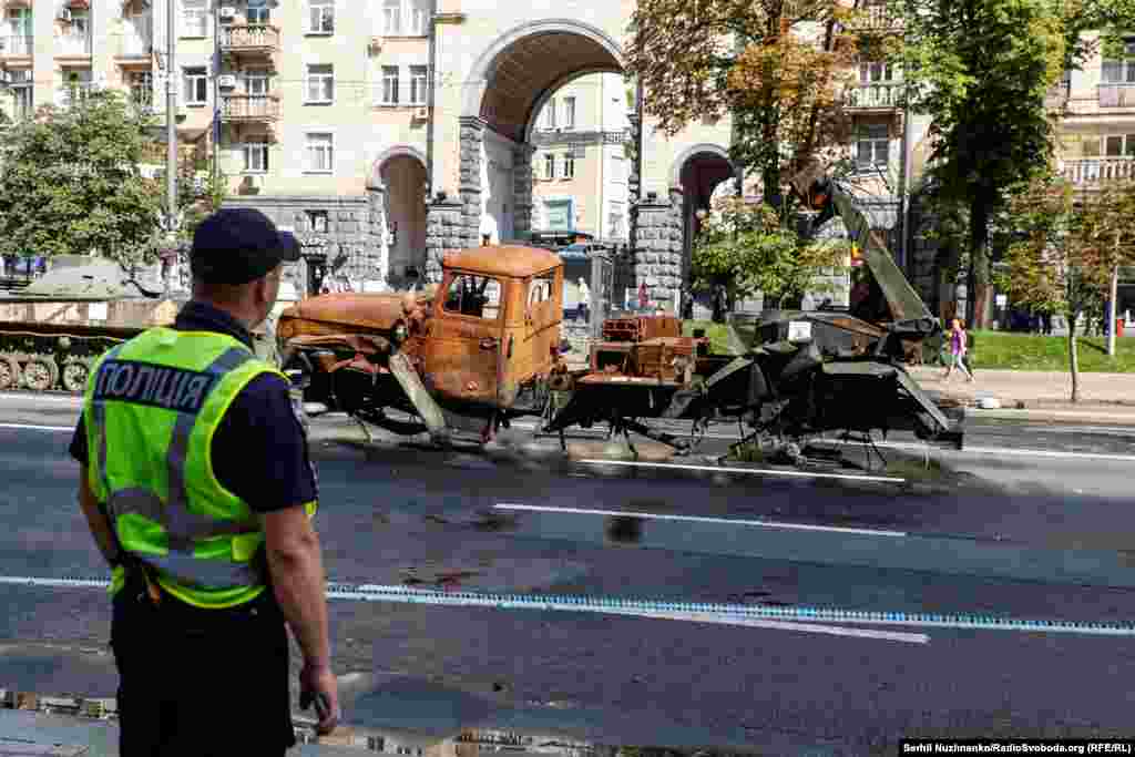 Поліцейський спостерігає за процесом розміщення підбитої російської техніки на Хрещатику у Києві. 21 серпня 2023 року. Президент Росії Володимир Путін 13 червня відповів на запитання російських воєнкорів про те, чи є у планах так званої  «СВО» в Україні нова спроба захопити Київ. «Чи потрібно нам йти на Київ? Якщо так, то потрібна нова мобілізація, якщо ні, то не потрібна. Зараз поки необхідності в мобілізації немає», – сказав Путін