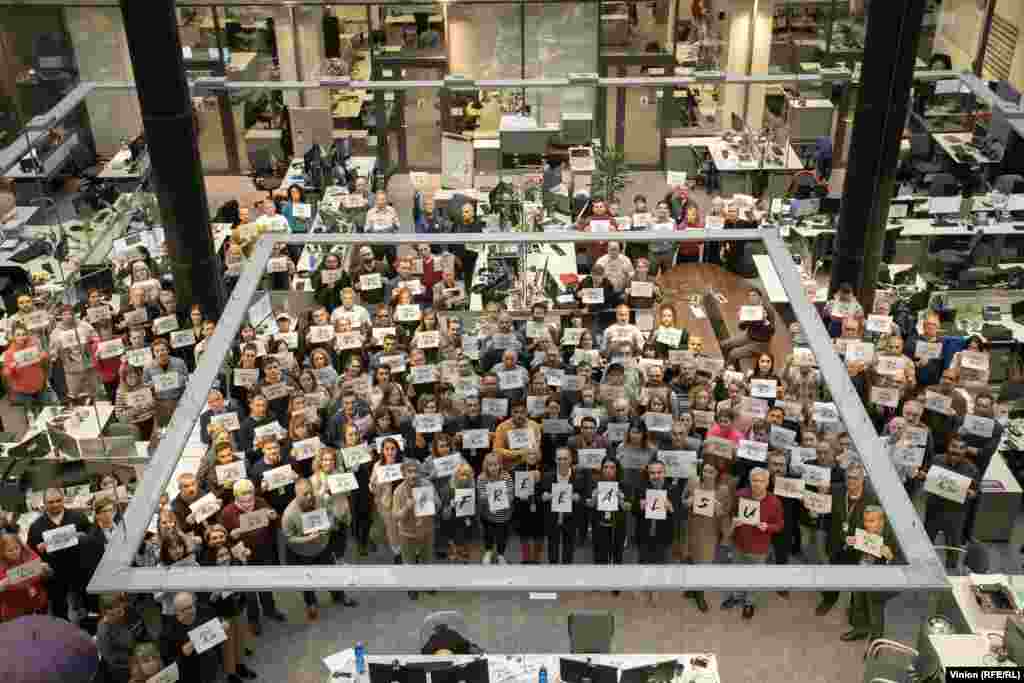 2023 рік. Співробітники Радіо Свобода у нинішній празькій штаб-квартирі закликають до звільнення своєї колеги Алсу Курмашевої з російської в'язниці.Зараз Алсу Курмашева вже на волі, як і фрилансер Української служби Владислав Єсипенко. Однак тепер, через 75 років роботи, перед Радіо Свобода постав новий виклик – боротьба зі спробами Білого дому закрити організацію