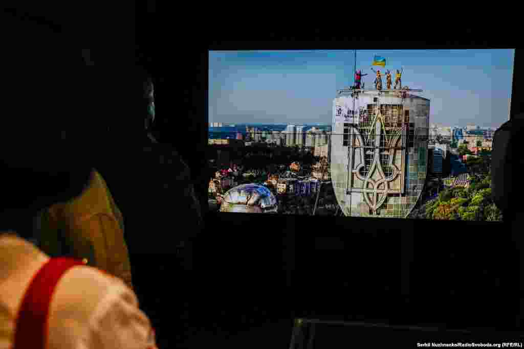 В одній із зал можна подивитись відео, як відбувався процес виробництва Тризуба і його монтажу на щит монументу «Батьківщина-мати»