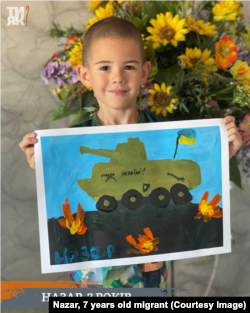 Семирічний переселенець Назар на Дніпропетровщині часто малює на військову тему і завжди з українською символікою