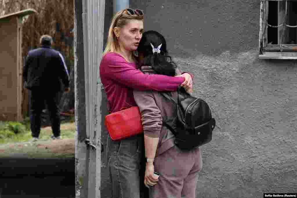 Жінка заспокоює іншу на місці російського удару по Харкову. 7 квітня 2024 року