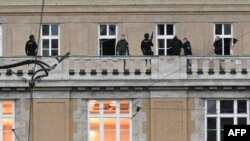 Спецзагін поліції на балконі Карлового університету в центрі Праги. 21 грудня 2023 року.