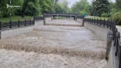 В Симферополе Салгир подтопил набережную (видео) В Симферополе Салгир подтопил набережную (видео)
