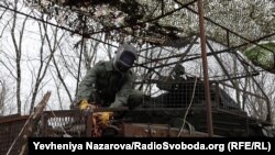 Бійці 1-ї окремої танкової Сіверської бригади ЗСУ працюють над захистом своїх бойових машин від БПЛА