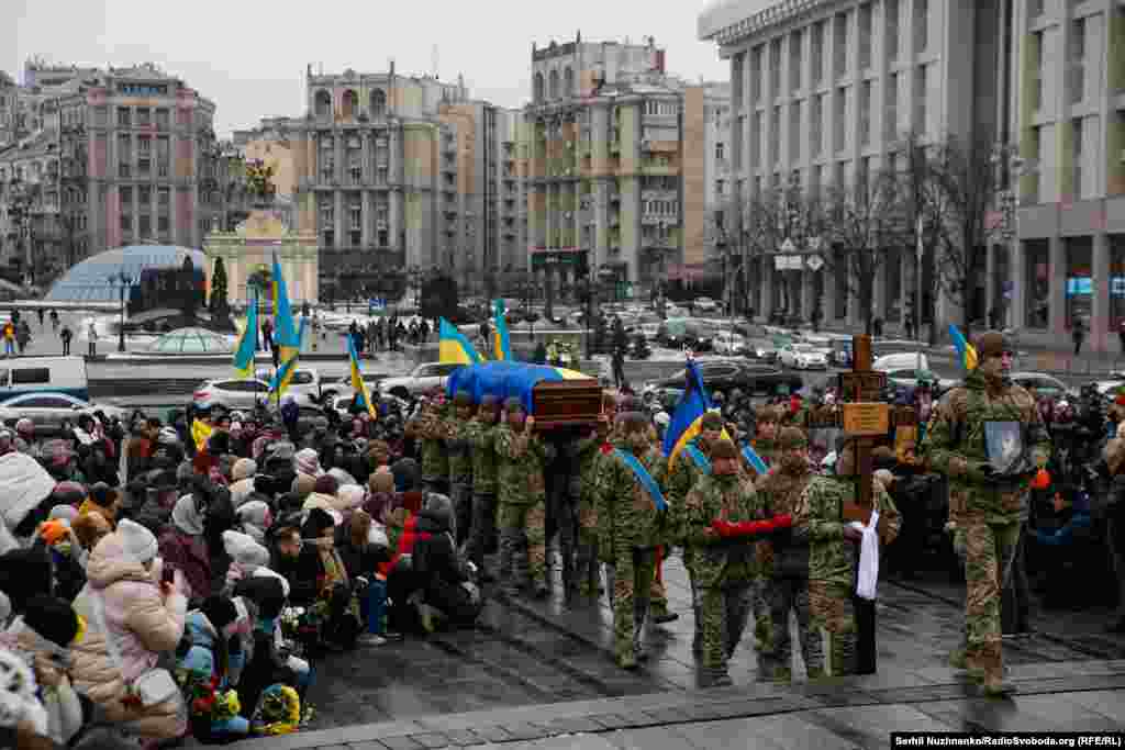 7 січня стало відомо про загибель поета, автора хітів «Жовтий скотч» та «Панівна висота», військовослужбовця і ветерана АТО Максима Кривцова із позивним «Далі»