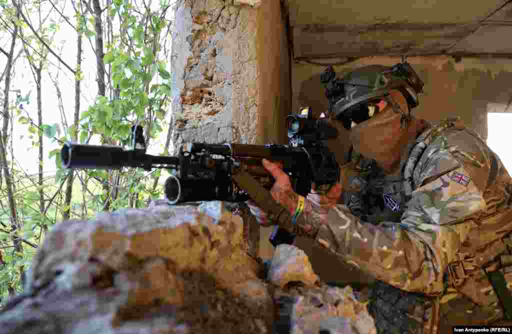 Боєць 35-ї бригади з позивним «Грек» під час тренування на Херсонщині. Квітень 2024 року