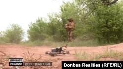 «Боб» піднімає свій FPV-дрон у повітря – такі БПЛА відносно дешеві і коштують близько 500 доларів США