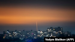 За даними місцевої влади, російські війська завдали два удари ракетами С-300, зруйнований триповерховий готель. Фото ілюстративне