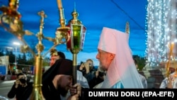 Mitropolitul Vladimir primește focul haric adus de la Ierusalim, în fața Catedralei „Nașterea Domnului”, în cadrul celebrărilor Paștelui Ortodox, 15 aprilie 2023.