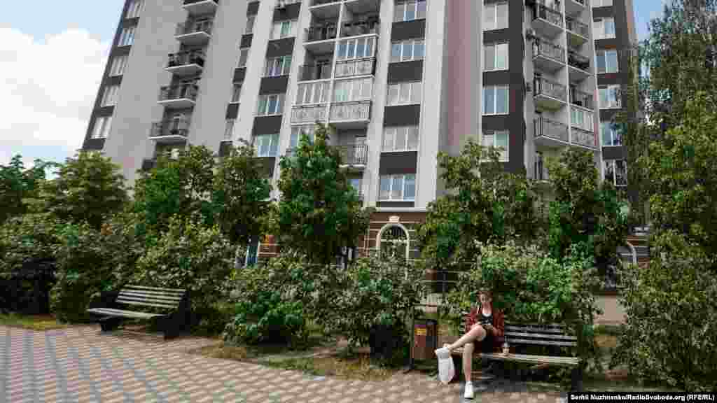 За офіційними даними, понад 2,5 тисячі споруд пошкодили російські окупанти у Бучі. Порахували, що загалом збитки міста складають понад 5 мільярдів гривень. У вересні минулого року міський голова Анатолій Федорук повідомляв, що у місті знесуть 372 приватних будинки і два багатоповерхових. Вони не підлягають відновленню  