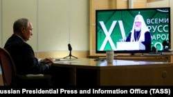 Ілюстраційне фото. Володимир Путін дистанційно бере участь у Всесвітньому російському народному соборі, слухаючи виступ патріарха РПЦ Кирила (Володимира Гундяєва). Сочі, 28 листопада 2023 року