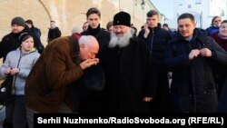 Митрополит УПЦ (МП) Павло (Лебідь), його прихожани і охорона. Києво-Печерська лавра. Київ, 30 березня 2023 року