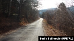 Tri kilometra puta koja vode do sela su asfaltirana.