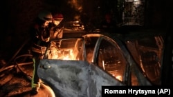 За словами Федорова, російський дрон атакував автівки, припарковані біля будинку. Фото ілюстративне