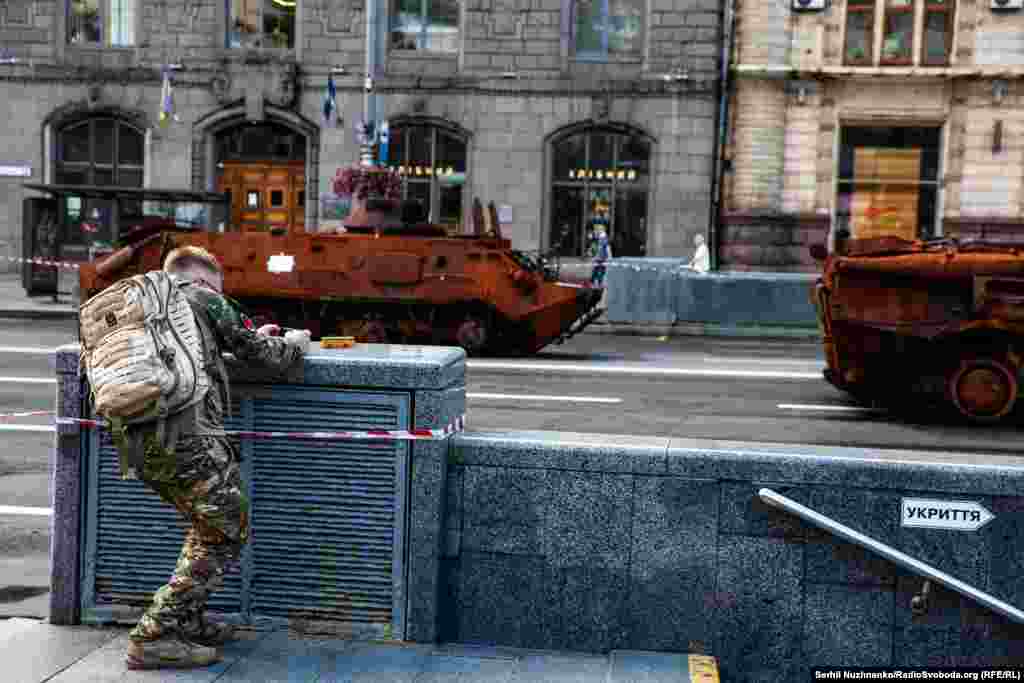 Видовище, схоже, цікавить і військових... Київ, підготовка «параду» знищеної російської техніки до Дня Незалежності України. Київ, 21 серпня 2023 року