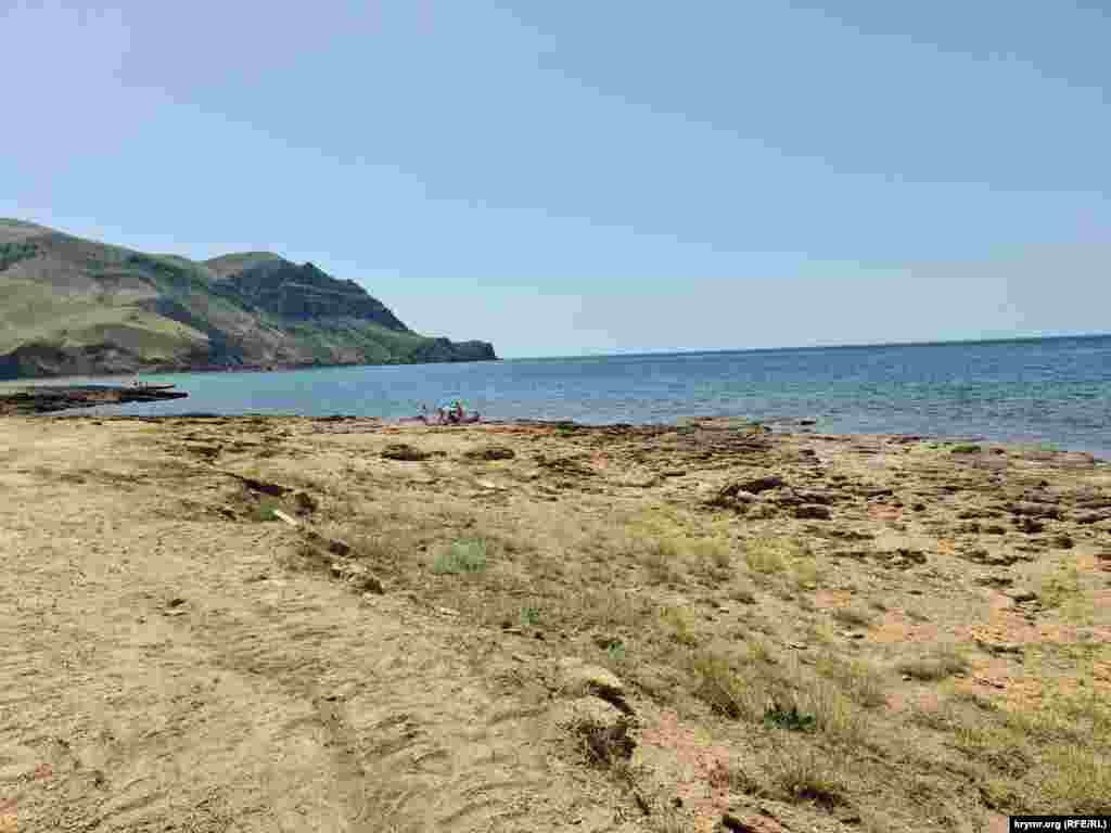 Дикое побережье рядом с пляжем «Меганом»