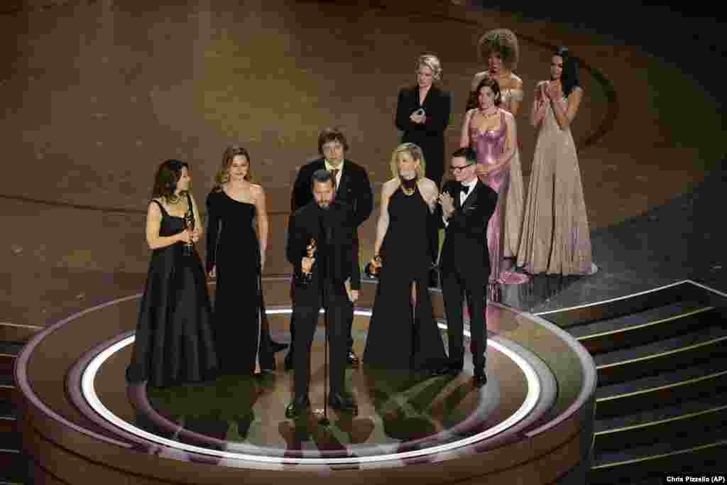 Український фільм &laquo;20 днів у Маріуполі&raquo; про те, як російська армія взяла в облогу місто і нищила його разом із жителями, отримав &laquo;Оскар у номінації &laquo;Найкращий документальний фільм&raquo;. Це перша в історії України престижна нагорода від&nbsp;Американської кіноакадемії саме за фільм. За церемонією нагородження стежили люди по всьому світу