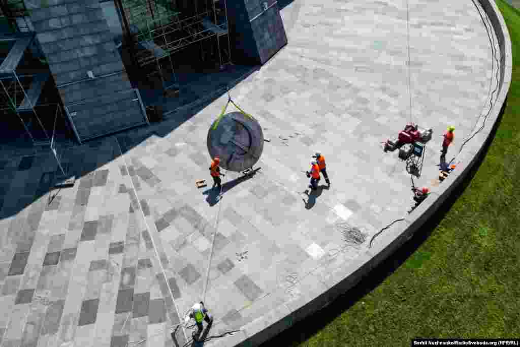 Момент зняття елементу радянського герба зі щита «Батьківщини-матері»