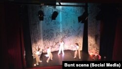 Scena iz predstave "IzloŽene"