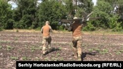 Екіпаж намагається якомога швидше доправити безпілотник до лісосмуги