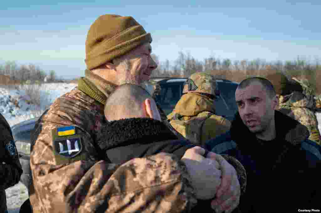 Обняти побратима, якого звільнили з полону... «Це другий великий обмін після тривалої перерви. І ми продовжуємо роботу та виконання задачі президента – повернути всіх», – повідомив голова Офісу президента Андрій Єрмак