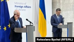 Дмитро Кулеба (праворуч) та Жозеп Боррель під час брифінгу у Києві