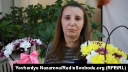 Людмила зі створеними нею букетами