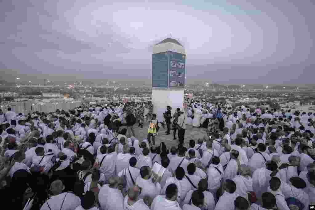 Arefat je brdo granitne strukture na udaljenosti od oko 20 km istočno od Meke. Hodočasnici se okupljaju na brdu visokom 70 metara i okolnoj ravnici za sate molitvi i recitala Kur'ana, ostajući tamo do večeri.