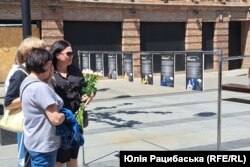 Рідні на виставці світлин загиблих через війну дітей у Дніпрі