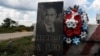 Імітація надгробної плити із зображенням президента Росії Володимира Путіна на блокпості в Донецькій області, 10 липня 2023 року