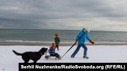 Снігова буря накрила Одесу: засніжені вулиці міста після негоди (фотогалерея)