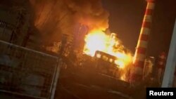 19 грудня повідомлялося, що внаслідок ударів загорівся завод нафтопродуктів у Новошахтинську. Фото ілюстративне
