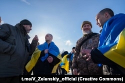 Українські військові після повернення з російського полону під час обміну 31 січня 2024 року