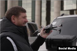 Глава Чечні Рамзан Кадиров та китайський дрон DJI Maviс 3 Enterprise. Скриншот із відео з телеграм-каналу Кадирова