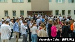 Elevi așteaptă să intre în sălile de clasă pentru a susține examenul de Bacalaureat la limba română, iunie 2023.