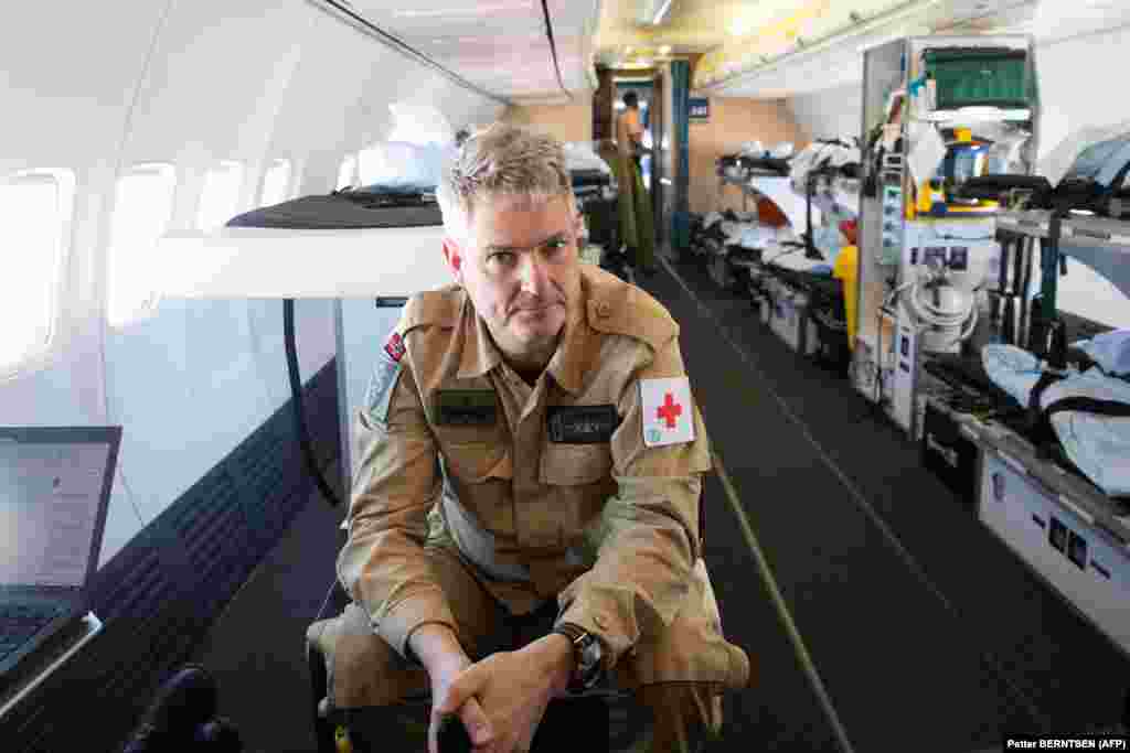 Це «як невелике відділення інтенсивної терапії у повітрі», – каже Хокон Асак, підполковник медичної служби норвезьких військ, який супроводжує поранених. «Поки що у нас на борту не було загиблих. Слава Богу за це», – додає він
