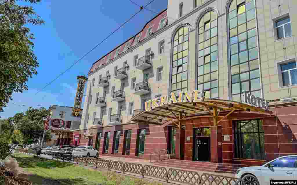 Вывеска «иностранного» отеля до сих пор держится