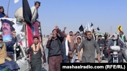 Protesters march on November 19 against Pakistan's new travel regulations at the Chaman crossing with Afghanistan.
