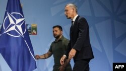 Генеральний секретар НАТО Єнс Столтенберґ та президент України Володимир Зеленський у Вільнюсі, 12 липня 2023 року