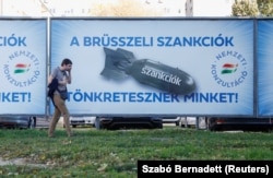 «Брюссельські санкції нас знищують!» – було написано на білбордах у Будапешті в жовтні 2022 року