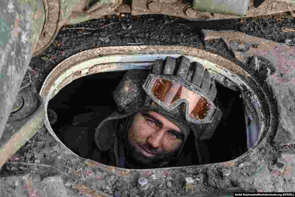 Ігор, 31 рік, водій-механік танка 10-ї окремої гірсько-штурмової бригади «Едельвейс» на бойових позиціях. Донеччина, березень 2023 року. Саме 6 грудня 1919 року розпочався Перший зимовий похід – партизанський рейд з'єднань Армії Української Народної Республіки (УНР) тилами денікінських та більшовицьких військ. Ця операція тривала рівно п’ять місяців (до 6 травня 1920 року). А розпочалася вона, коли українські війська опинилися в оточенні трьох ворожих армій – Червоної, Добровольчої та польської