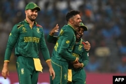 Три члена сборной ЮАР по крикету на чемпионате мира в Новой Зеландии в 2023 году - по официально принятой в стране классификации, белый, "цветной" и черный игроки