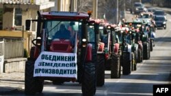 O coloană de tractoare conduse de fermieri bulgari în timpul protestelor organizate la nivelul UE împotriva admiterii în Uniune a produselor ucrainene, pe motiv că ar provoca o supraofertă pe piețele locale. (foto de arhivă)