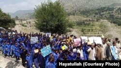 د اګست ۲۲مې مظاهره کې ګڼو زده کوونکو د سیمې مشرانو ګډون وکړ.